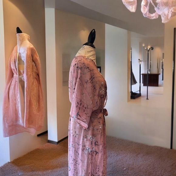 Sheer kimono. Can also be worn as a swimsuit cover up. Gorgeous mauve color. - Picture 4 of 17